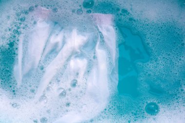 Toz deterjana batırılmış beyaz bez deterjan çözeltisi, bez. Çamaşır konsepti