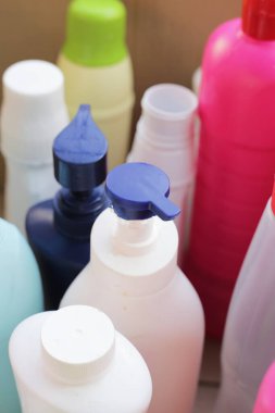 Plastik şişeler, teneke kutular, plastik atık