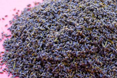 Bitki çayı demlemek için kurutulmuş lavanta tomurcukları.