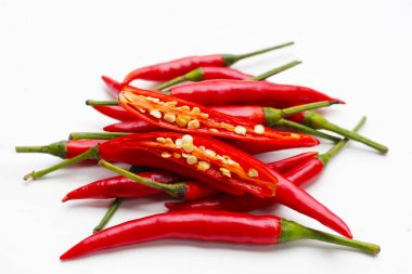 Beyaz arkaplanda kırmızı biber