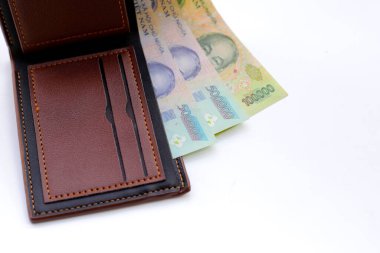 Vietnam dong banknotları sarı arka planda.