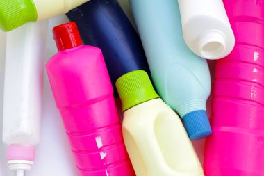 Plastik şişeler, teneke kutular, plastik atık