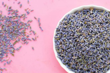 Bitki çayı demlemek için kurutulmuş lavanta tomurcukları.