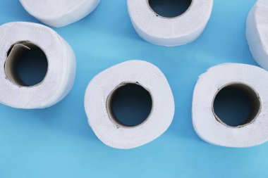 mavi arkaplanda tuvalet kağıdı.