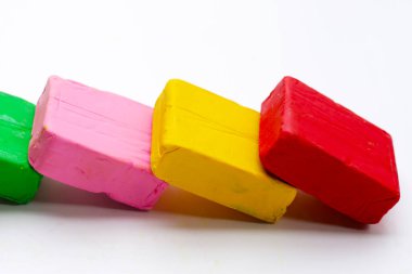 Beyaz arkaplanda renkli plastik kil.