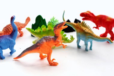 Beyaz arka planda plastik dinozor oyuncakları