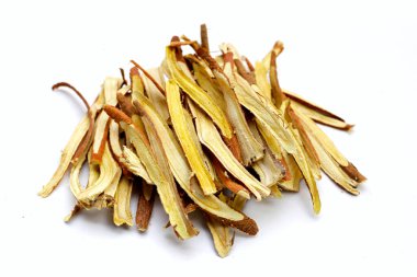 Meyan kökü beyaz arkaplanda dilimlenmiş..