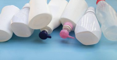 Plastik şişeler, teneke kutular, plastik atık