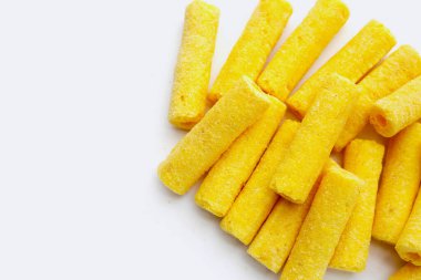 Beyaz arka planda patlamış mısır atıştırması