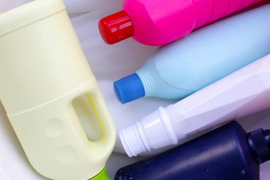 Plastik şişeler, teneke kutular, plastik atık