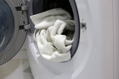 Çamaşır makinesinde kullanılmış havlu