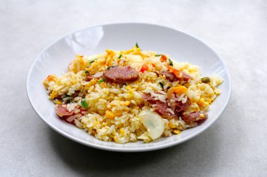 Ekşi domuz etli Tayland pilavı.