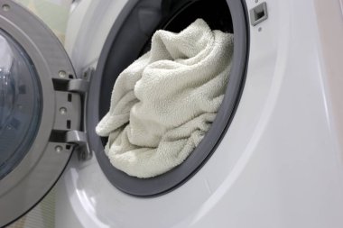 Çamaşır makinesinde kullanılmış havlu