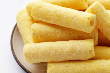 Beyaz arka planda patlamış mısır atıştırması