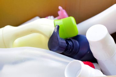 Plastik şişeler, teneke kutular, plastik atık