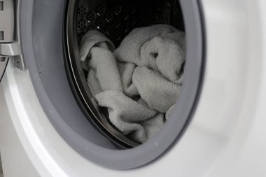 Çamaşır makinesinde kullanılmış havlu