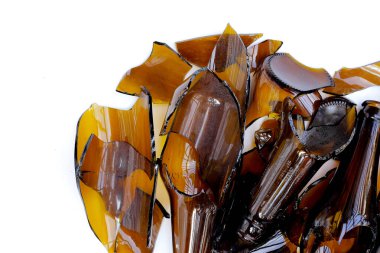 Beyaz arka planda kırık kahverengi şişe.