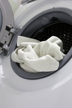 Çamaşır makinesinde kullanılmış havlu