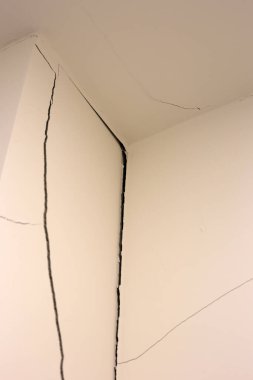 Ev yapımı sorunu. Duvar kırıldı..