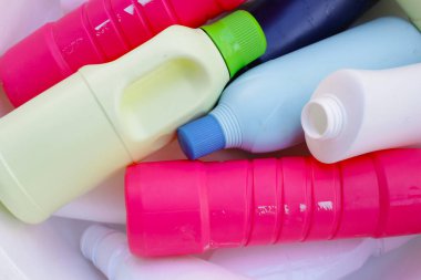 Plastik şişeler, teneke kutular, plastik atık