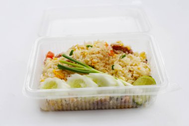 Ekşi domuz etli Tayland pilavı.