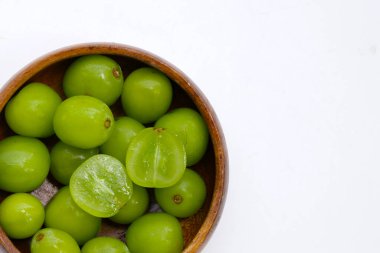 Beyaz arka planda muscat üzümünü parlat.