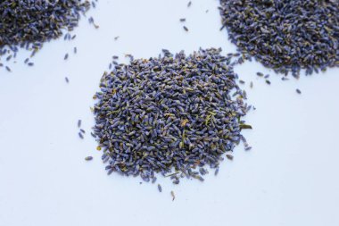 Bitki çayı demlemek için kurutulmuş lavanta tomurcukları.