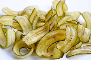 Muz cipsi, kızarmış muz, yeşil kabuklu.