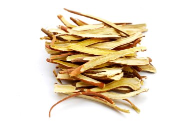 Meyan kökü beyaz arkaplanda dilimlenmiş..