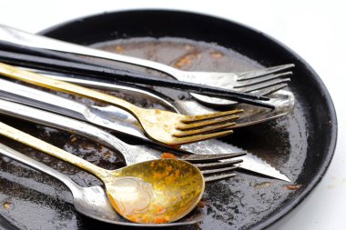 Kirli tabak, temizlik aletleri konsepti.