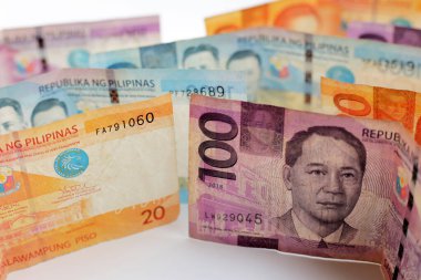 Filipin parası, beyaz arkaplanda banknotlar.