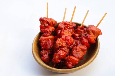 Tayland usulü ızgara tavuk. Tayland tavuk şişi sokak yemeği.