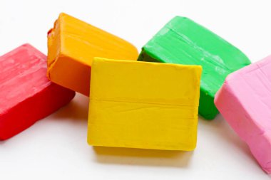 Beyaz arkaplanda renkli plastik kil.