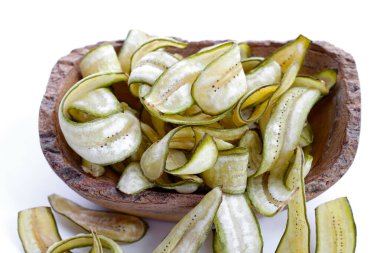 Muz cipsi, kızarmış muz, yeşil kabuklu.