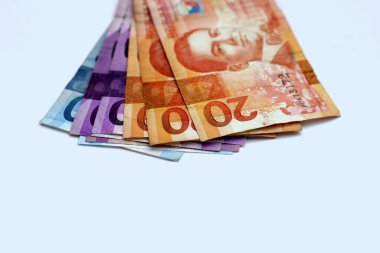 Filipin parası, beyaz arkaplanda banknotlar.