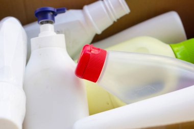 Plastik şişeler, teneke kutular, plastik atık