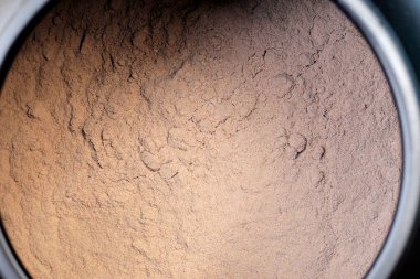 Plastik kavanozda beyaz protein tozu