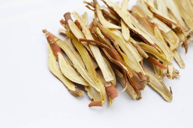 Meyan kökü beyaz arkaplanda dilimlenmiş..