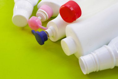 Plastik şişeler, teneke kutular, plastik atık