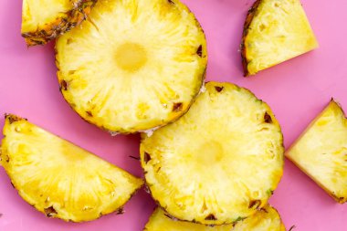 Olgun ananas dilimleri, taze meyve.