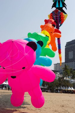 Pattaya Uluslararası Sahilde Uçurtma, gökyüzünde göz kamaştıran renkli uçurtmalar. Pattaya plajı, Chonburi, Tayland.