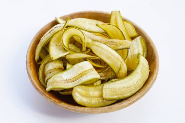 Muz cipsi, kızarmış muz, yeşil kabuklu.