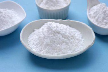 Bir kase kabartma tozu, sodyum bikarbonat tozu.