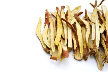 Meyan kökü beyaz arkaplanda dilimlenmiş..