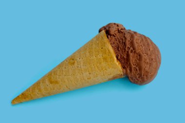 Mavi arka planda çikolatalı dondurma..