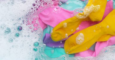 Kirli çorapları sabunlu su leğeninde temizliyorum.