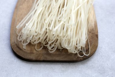 Kurutulmamış pirinç eriştesi. Çiğ pirinç unu eriştesi.