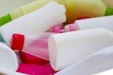 Plastik şişeler, teneke kutular, plastik atık