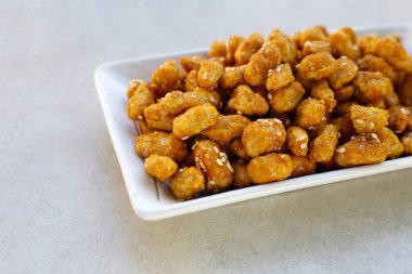 Susamlı karamelli fıstık, şekerli fıstık.