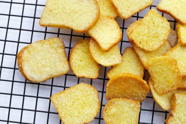 Çıtır tereyağı ve şekerli ekmek.